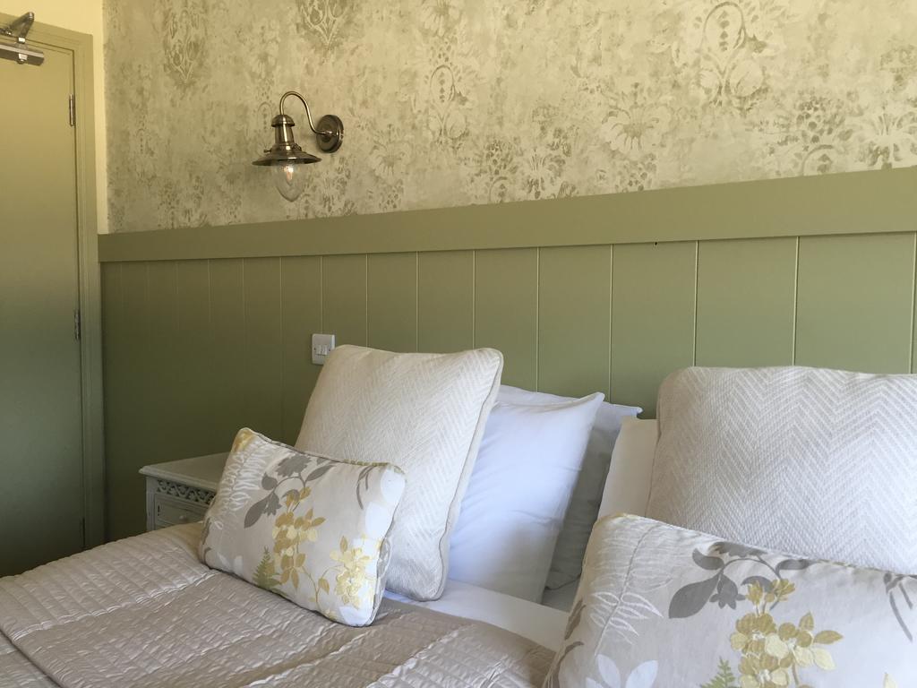 Riverbank, Country Pub And Guesthouse キャリックマクロス エクステリア 写真