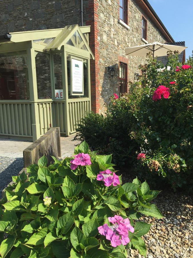 Riverbank, Country Pub And Guesthouse キャリックマクロス エクステリア 写真